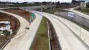 Beberapa warga berjalan di ruas jalan tol Ciawi-Cigombong, Kab Bogor, Jabar, usai diresmikan, Sabtu (1/12). Tol Ciawi-Sukabumi memiliki total panjang 54 Km dibagi menjadi empat seksi, antara lain Seksi I Ciawi-Cigombong. (Liputan6.com/Helmi Fithriansyah)
