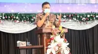 Gubernur Sulut Olly Dondokambey saat menghadiri ibadah di Gereja Bethany Manado, Minggu (6/12/2020).