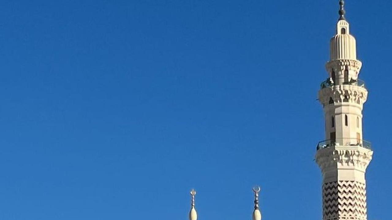 Selain foto dirinya bersama keluarga, gadis 27 tahun ini membagikan keindahan susana masjid Nabawi.