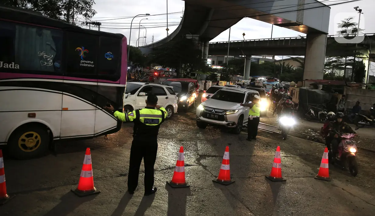<p>Petugas kepolisian mengalihkan para pemudik untuk menyebrang melalui pelabuhan Indah Kiat, Merak, Banten, Sabtu (30/4/2022). Untuk mengurai kepadatan kendaran pemudik petugas mengalihkan para pemudik menyebrang melalui pelabuhan Indah Kiat. (Liputan6.com/Angga Yuniar)</p>