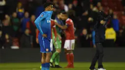 Penyerang Arsenal,  Alex Iwobi mengigit kaosnya usai pertandingan melawan Nottingham Forest di pertandingan babak ketiga Piala FA di City Ground, Nottingham, Inggris (7/1). Arsenal kalah 4-2 atas Nottingham Forest. (AFP Photo/Oli Scarff)