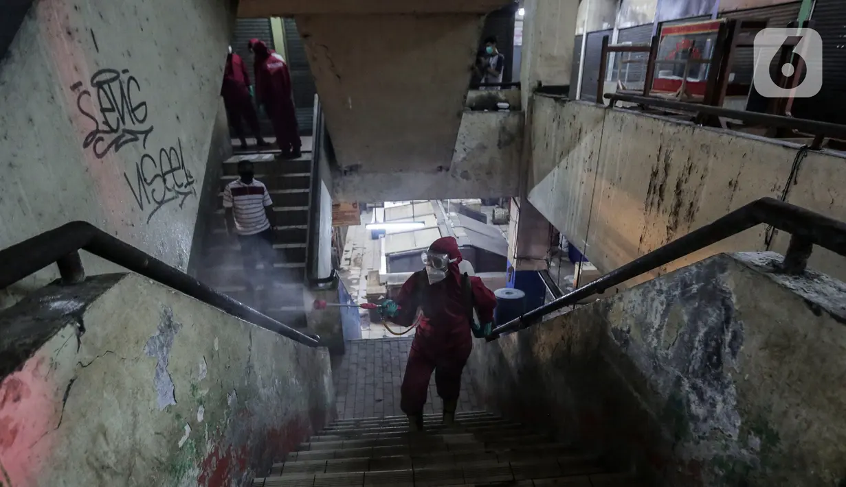 Petugas menyemprotkan Cairan Disinfektan di Pasar Palmerah, Jakarta, Kamis (25/6/2020). Pada hari ini pasar pelmerah resmi ditutup selama 3 hari kedepan dikarenakan 9 pedagang dinyatakan positif Covid-19. (Liputan6.com/Johan Tallo)