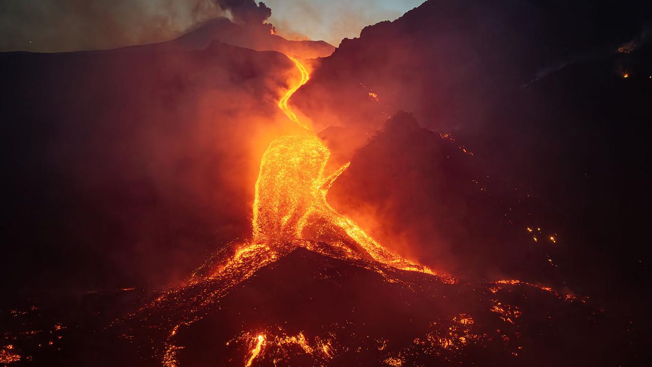 Luncuran Lava Cair Gunung Etna Membentuk Sungai Api Spektakuler