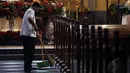 Petugas gereja Katedral terlihat membersihkan area gereja jelang Misa Malam Natal 2014 pada Rabu pagi (24/12/2014). (Liputan6.com/Miftahul Hayat)