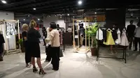 Daur ulang menjadi hal yang harus dilakukan dalam berbagai hal, termasuk juga dalam industri fashion di berbagai negara. Hal ini diutarakan dalam Fashion Forward di Jakarta Creative Hub, pada Selasa (23/5/2017). (Liputan6.com/Akbar Muhibar)