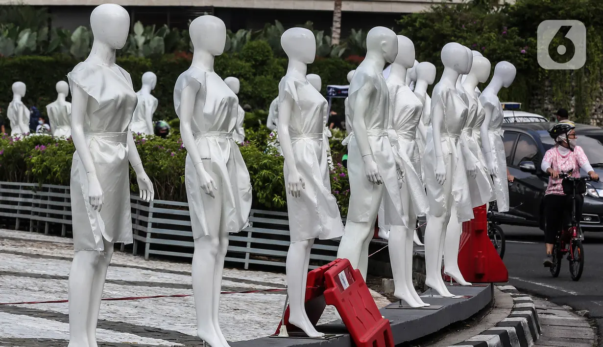 Puluhan boneka maneken dipajang di Bundaran Hotel Indonesia (HI), Jakarta, Minggu (15/11/2020). Boneka maneken tersebut sebagai bentuk "Mengenang Korban Kecelakaan Lalu Lintas 2020" serta kampanye agar masyarakat lebih berhati -hati dan tertib berlalu lintas. (Liputan6.com/Johan Tallo)