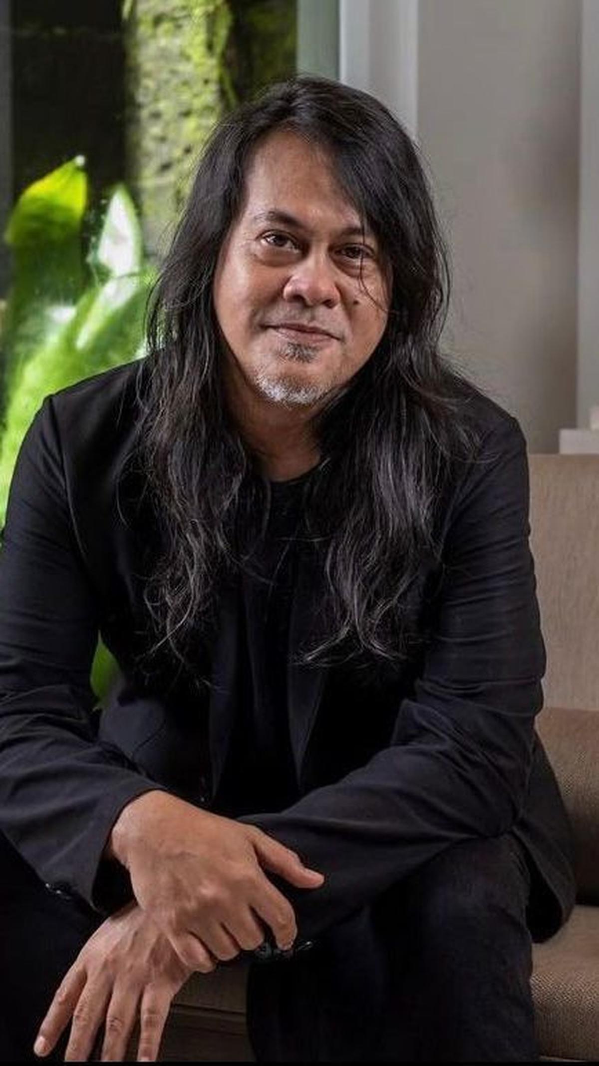 Aksan Sjuman menjelaskan bahwa salah satu tantangan yang dihadapi ketika menggarap program ini adalah pencarian lagu.
