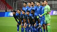 Pemain Israel (dari kiri ke kanan bawah): Bek #03, Roy Revivo, gelandang #20 Dan Biton, gelandang #11 Oscar Gloukh, penyerang #10 Manor Solomon dan bek #02 Eli Dasa (atas) Penyerang #13 Anan Khalaili, bek #12 Stav Lemkin, gelandang #15 Eliel Peretz, bek #05 Idan Nachmias, gelandang #08 Dor Peretz dan penjaga gawang #01 Daniel Peretz berpose untuk foto tim sebelum pertandingan kualifikasi Piala Dunia 2026 zona Eropa Grup I antara Israel dan Italia pada 8 September 2025 di Debrecen, Hongaria. (Attila KISBENEDEK/AFP)