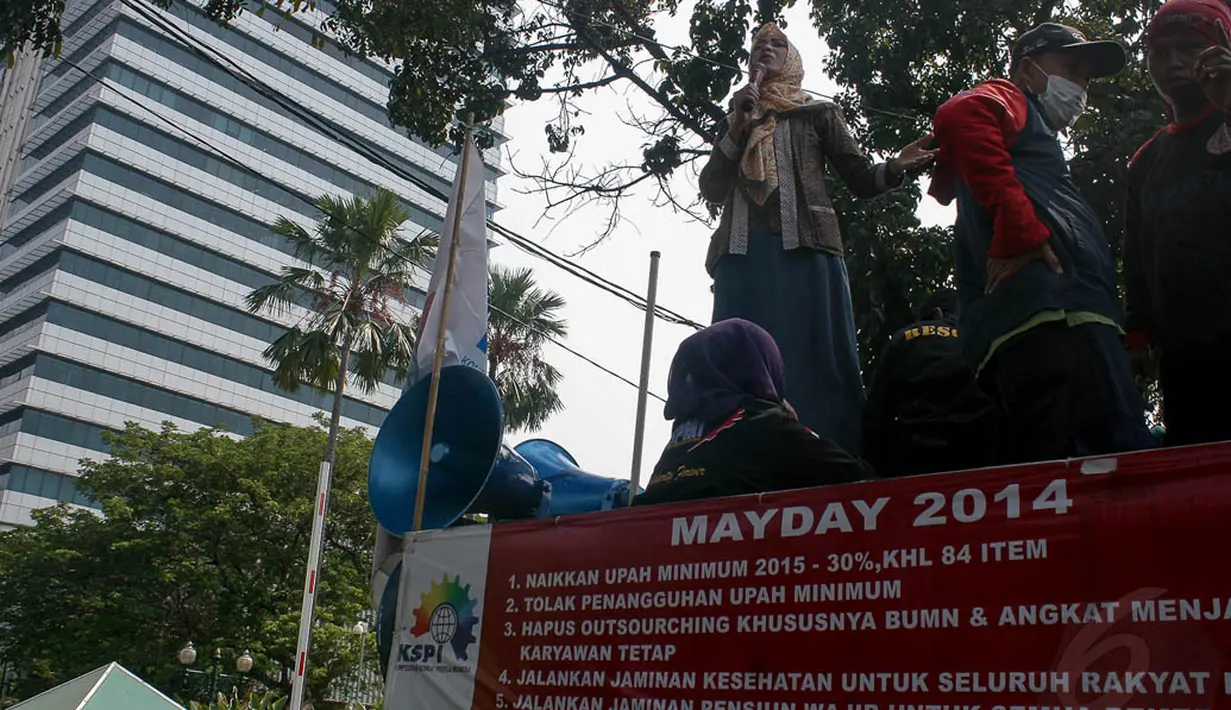 Dalam aksinya, para buruh membentangkan spanduk yang berisi tuntutan, Jakarta, (2/10/14). (Liputan6.com/Faizal Fanani)