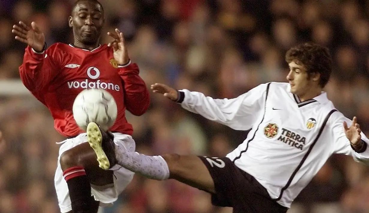 Andy Cole. Striker yang berkarier selama 20 tahun ini total telah memperkuat 8 klub Premier League. Klub yang terlama dibelanya adalah Manchester United selama 8 musim, tampil dalam 275 laga dengan 121 gol. Bersama 8 klub ia tampil 553 laga dengan torehan 253 gol. (Foto: AFP/Christophe Simon)