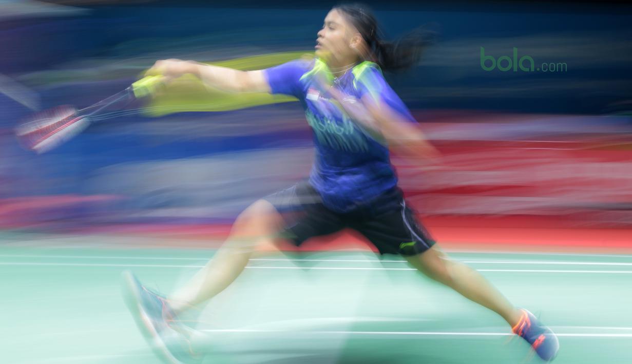 Aksi Gregoria Mariska mengembalikan kok ke arah Ratchanok Intanon pada babak kedua Indonesia Open 2018 di Istora Senayan, Jakarta, (5/6/2018). Ratchanok Intanon menang 21-11 17-21 21-14. (Bola.com/Nick Hanoatubun)
