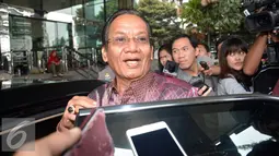 Gubernur Sulteng, Longki Djanggola menjawab pertanyaan wartawan usai mengunjungi KPK, Jakarta, Senin (28/11). Longki ingin berkoordinasi dengan KPK terkait pencegahan korupsi pada izin usaha pertambangan (IUP). (Liputan6.com/Helmi Afandi)