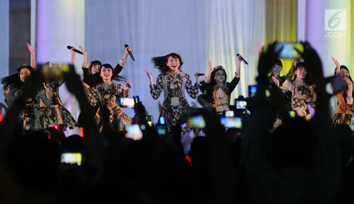 Kelompok penyanyi wanita JKT48 membawakan lagu saat pembukaan rangkaian kegiatan perayaan 60 tahun hubungan diplomatik Indonesia-Jepang. di depan area Museum Fatahillah, Jakarta, Jumat (19/1). Tiga buah lagu dibawakan. (Liputan6.com/Helmi Fithriansyah)