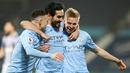 Para pemain Manchester City merayakan gol yang dicetak oleh Ilkay Gundogan ke gawang West Bromwich Albion pada laga Liga Inggris di Stadion The Hawthorns, Selasa (27/1/2021). City menang dengan skor 0-5. (Laurence Griffiths/POOL/AFP)