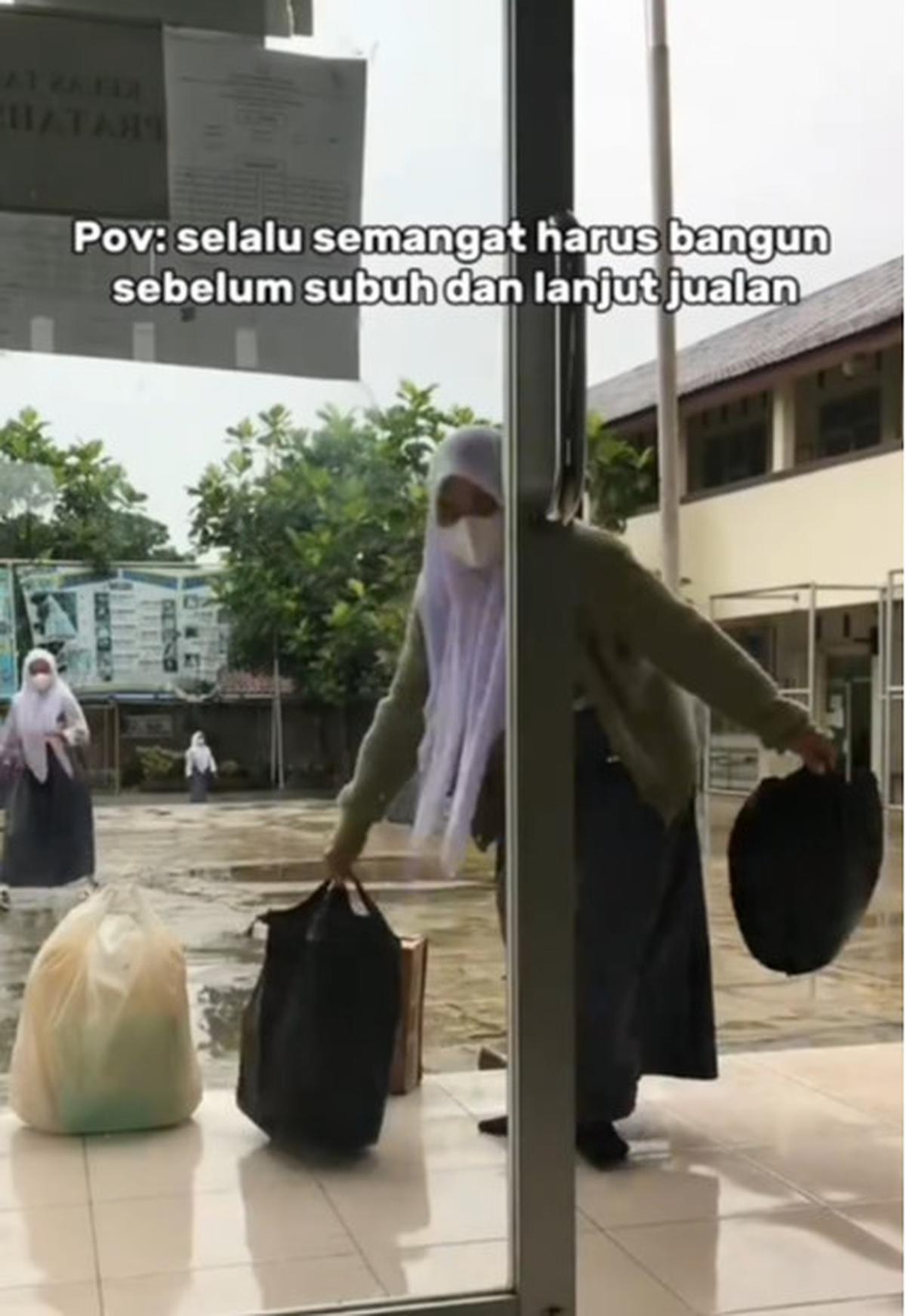 Momen Para Siswa yang Bantu Temannya yang Jualan di Sekolah, Aksinya Banjir Pujian Warganet