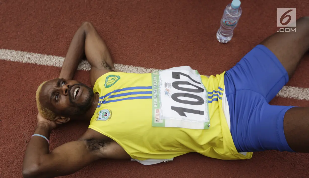 Pelari Papua tampak lelah saat Kejurnas Atletik nomor lari estafet 4x400 meter putra senior di Stadion Pakansari, Bogor, Selasa (6/8/2019). Kejurnas tahun ini juga dilakukan untuk kualifikasi menjelang PON. (Bola.com/Vitalis Yogi Trisna)