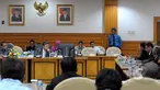 Wakil Ketua DPR RI Fachri Hamzah (keempat dari kiri) menggelar rapat dengar pendapat umum bersama PSSI dan perwakilan 18 klub kompetisi Indonesia Super League (ISL) di Gedung DPR RI, Jakarta (23/2/2015). (Liputan6.com/Andrian M Tunay)