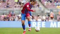 Pemain Barcelona Antoine Griezmann mengontrol bola saat laga melawan Getafe pada jornada ketiga La Liga Spanyol di Stadion Camp Nou, Minggu, 29 Agustus 2021. (AP Photo/Joan Monfort)