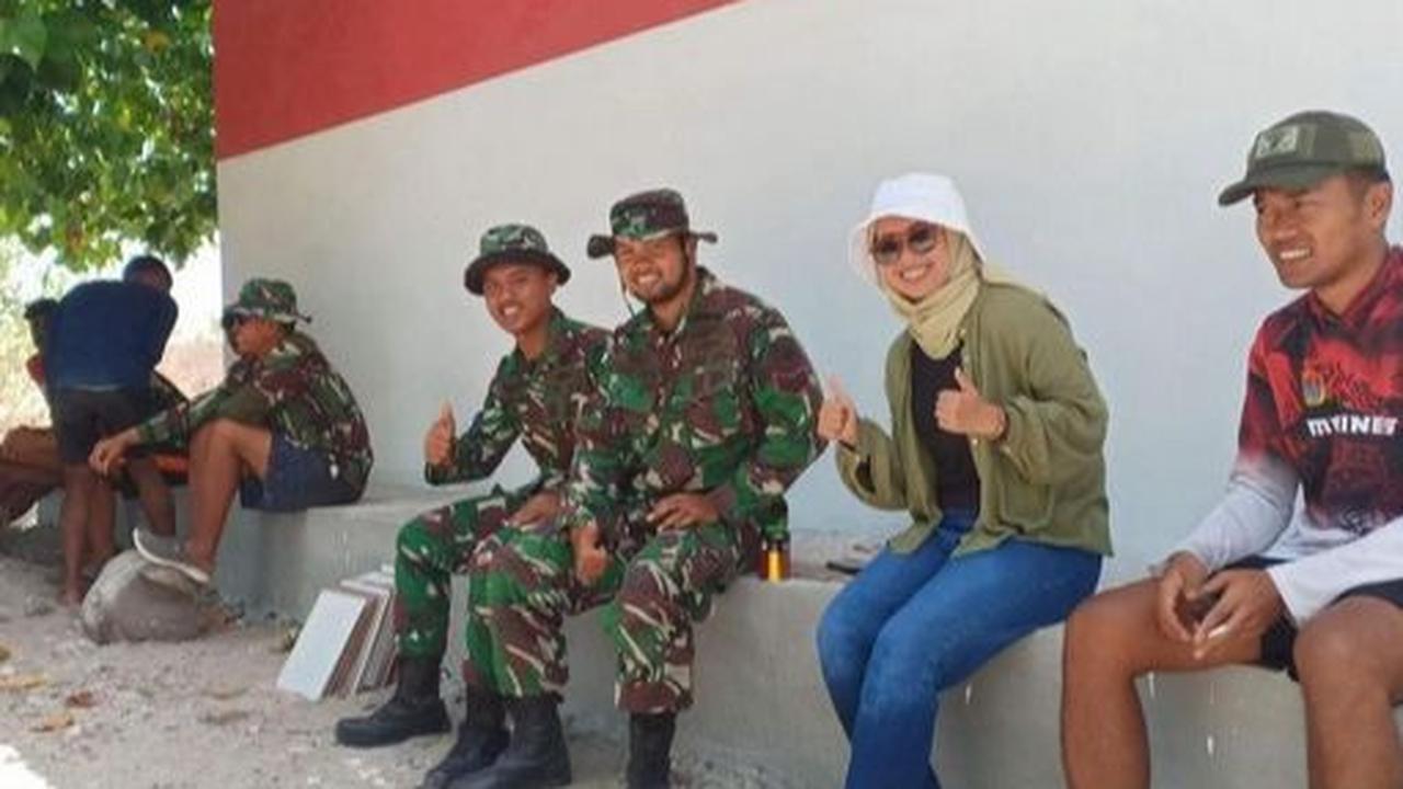 Pulau Ndana sendiri merupakan pulau tak berpenghuni. Di tempat ini hanya ditinggali oleh prajurit TNI penjaga perbatasan.