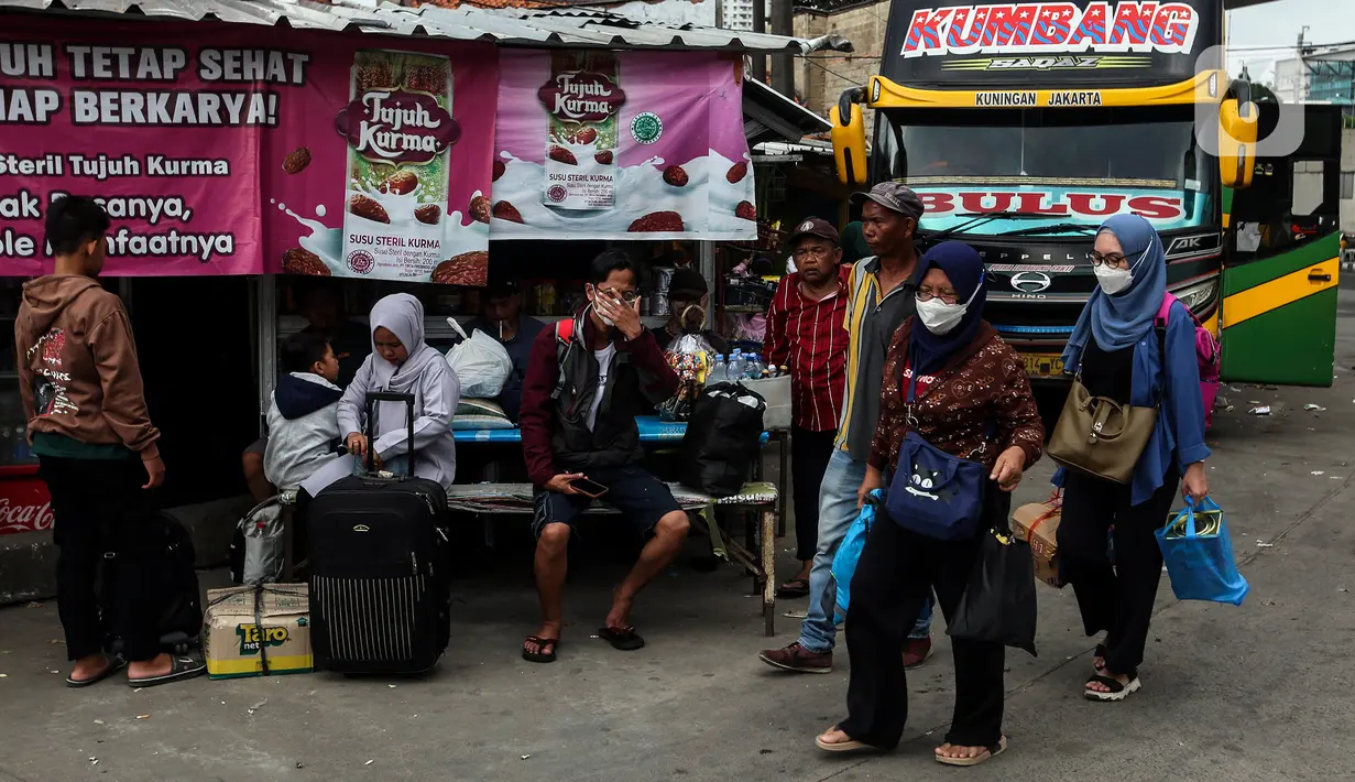 Kemudian pada Selasa (25/4) hingga pukul 00.00 WIB, tercatat jumlah bus yang datang sebanyak 39 dengan 18 penumpang. (Liputan6.com/Johan Tallo)