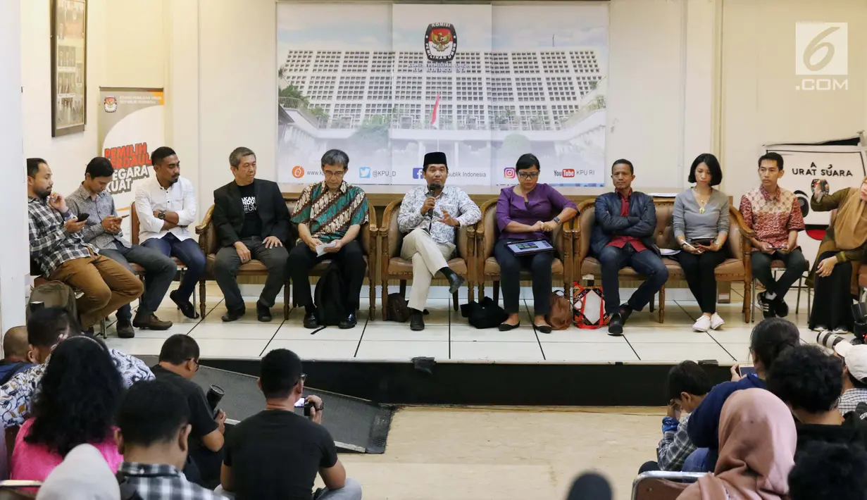 Kelompok lintas organisasi pemerhati Pemilu saat memberi pernyataan, Jakarta, Rabu (30/1). Pernyataan terkait dilaporkannya Komisioner KPU ke Polda Metro Jaya perihal tidak memasukkan nama Ketum Partai Hanura ke DCT DPD. (Liputan6.com/Helmi Fithriansyah)