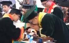 Bukan Mahasiswa Biasa, Pria ini Diwisuda Rektor dan Dekan Sampai Cium Tangannya