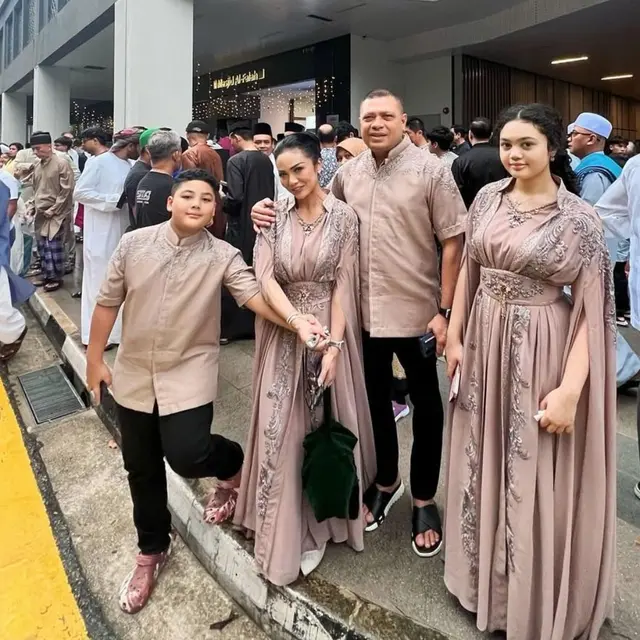 Keluarga Krisdayanti dan Raul Lemos saat lebaran. (Dok: IG @krisdayantilemos https://www.instagram.com/p/DH2H1xtSQ1y/?igsh=MWsxMHBxNmZuOHFlMQ==)