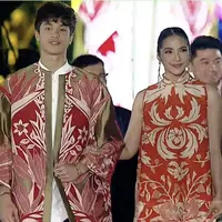 Maudy Koesnaedi dan Eddy turut ramaikan Istana Berbatik. Kali ini, ia mengenakan batik bernuansa merah. Maudi anggun dalan potongan dress batik berkerah shanghai sedangkan Eddy menawan dalam outer batik. [Foto: Youtube/ Sekretariat Presiden]