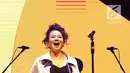 Yura Yunita memainkan perkusi saat tampil dalam acara Balkonjazz Festival 2019 di Balkondes Tuksono, Borobudur, Magelang, Jawa Tengah, Sabtu (14/9/2019). Yura tampil dengan membawakan sejumlah lagu hits miliknya. (Fimela.com/Bambang Ekaros Purnama)