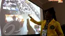 Mahasiswa Universitas Indonesia ikut serta untuk memantau Ujian Nasional yang serentak diadakan di Jakarta Selasa (15/4/14) (Liputan6.com/Faisal R Syam).
