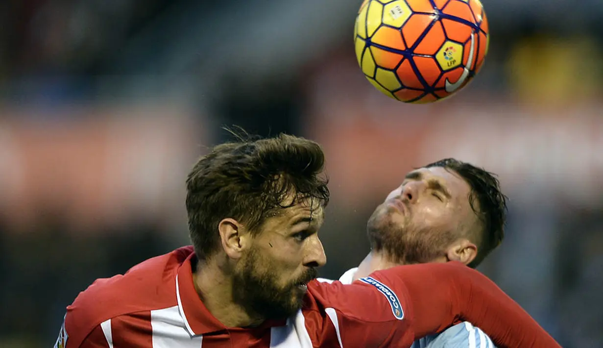 Striker Sevilla, Fernando Llorente, duel udara dengan bek Celta Vigo, Sergi Gomez, pada laga La Liga di Spanyol, Minggu (7/2/2016). Kedua tim bermain imbang 1-1. (AFP/Miguel Riopa)