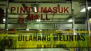 Garis polisi terpasang di depan salah satu pintu masuk Mall ITC Depok, Jawa Barat, Selasa dini hari (24/2/2015). Sebuah ledakan kecil terjadi di Mall ITC Depok pada Senin (23/2/2015). (Liputan6.com/Helmi Fithriansyah)