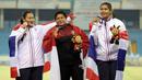 Eka Febri Ekawati membuka keran emas untuk cabang atletik dalam nomor tolak peluru wanita SEA Games 2021. Kemenangan Eki Febri Ekawati kali ini terlihat sangat spesial karena berhasil mengalahkan Areerat Intadis, peraih medali emas SEA Games 2019 Filipina. (Bola.com/Ikhwan Yanuar)