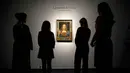 Pekerja melihat lukisan mahakarya Leonardo da Vinci berjudul 'Salvator Mundi' di rumah lelang Christie di London, Inggris (22/10). Lukisan ini akan di jual pada tanggal 15 November 2017 di Christie's New York. (AFP Photo/Tolga Akmen)