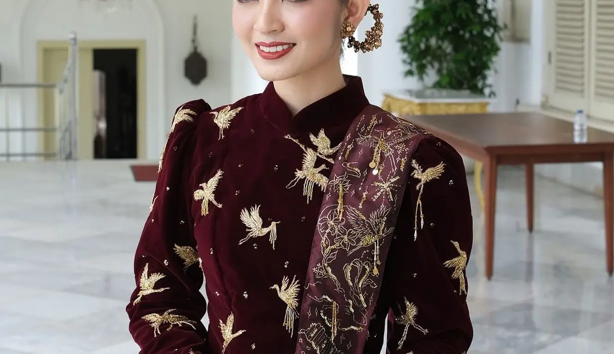 Penampilan calon ibu wakil presiden yang begitu anggun dengan kebaya yang dikenakannya langsung menarik perhatian publik. [@rama_jee].