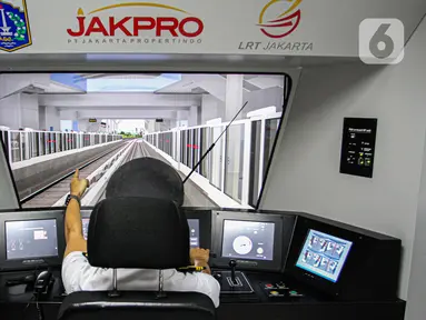 Seorang masinis mengoperasikan simulator kereta Light Rail Vehicle (LRT) Back up Operation Control Centre (BOCC) di Main Control Center (MCC) Depo LRT di Pegangsaan Dua, Kelapa Gading, Jakarta Utara, Kamis (21/12/2023). (Liputan6.com/Faizal Fanani)