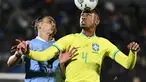 Bek Brasil Gabriel Magalhaes berebut bola dengan penyerang Uruguay Darwin Nunez pada matchday keempat Kualifikasi Piala Dunia 2026 zona CONMEBOL di Estadio Centenario, Rabu (18/10/2023). (AP Photo/Santiago Mazzarovich)