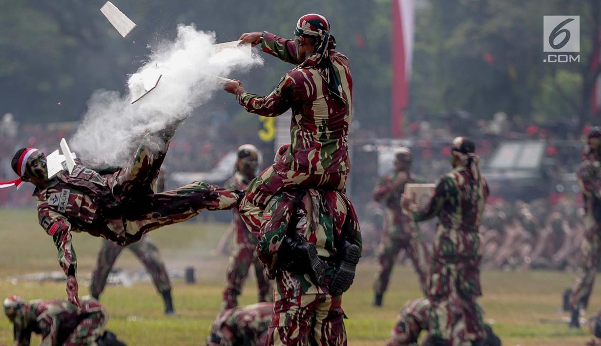 Prajurit Kopassus melakukan aksi ketangkasan saat peringatan HUT ke-67 Kopassus di Markas Kopassus, Cijantung, Jakarta, Rabu (24/4). Acara HUT Kopassus dimeriahkan sejumlah aksi demonstrasi unjuk kekuatan koprs Baret Merah ini, seperti beladiri, dan ketangkasan fisik. (Liputan6.com/Faizal Fanani)