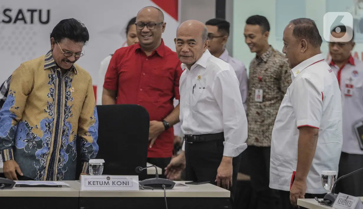 Menko PMK Muhadjir Effendy (tengah), Menkominfo  John G Plate (kiri) dan Ketum KONI Marciano Nurman (kanan) hadir dalam rakor tingkat menteri di Kemenkom PMK, Jakarta, Kamis (5/2/2020). Rakor membahas tentang Persiapan Penyelenggaraan PON dan Peparnas Papua 2020. (Liputan6.com/Faizal Fanani)