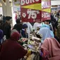 Suasana saat pengunjung melihat-lihat buku di Islamic Book Fair 2018 di JCC, Jakarta, Jumat (20/4). Pameran tahun ini menghadirkan 53 ribu judul buku islami. (Liputan6.com/Faizal Fanani)