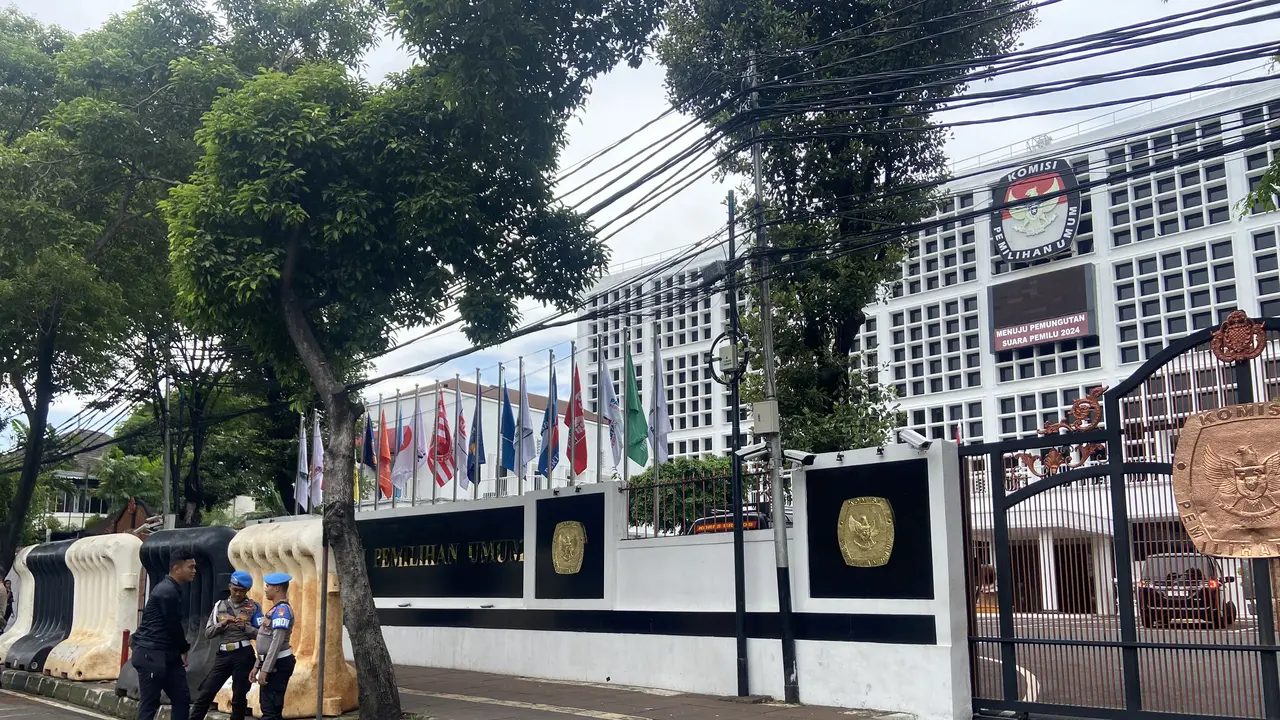Situasi di depan Kantor Komisi Pemilihan Umum Republik Indonesia (KPU RI) di Jalan Imam Bonjol, Jakarta Pusat.