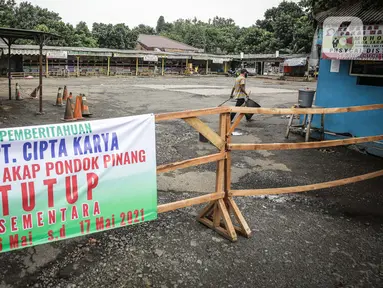 Sebuah spanduk pemberitahuan penutupan terpasang di depan terminal Pondok Pinang, Jakarta, yang tampak tutup dan sepi pada Kamis (6/5/2021). Pelayanan terminal Pondok Pinang mati suri seiring telah diberlakukan larangan mudik Lebaran mulai hari ini, 6 hingga 17 Mei 2021. (Liputan6.com/Faizal Fanani)