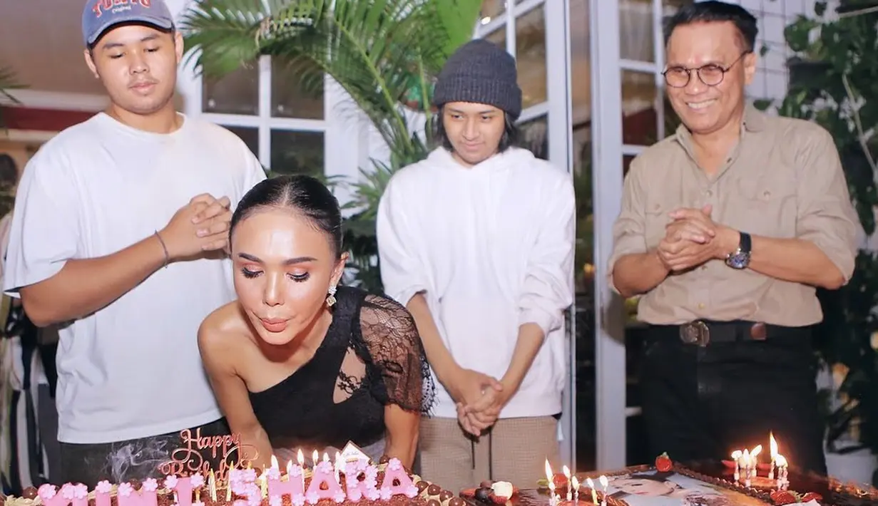 Momen Yuni Shara tiup lilin didampingi dua anak gantengnya, Cavin Obrient Salomo Siahaan dan Cello Obient Siahaan. Selain itu, juga ada mantan suaminya, Henry Siahaan. [Instagram/yunishara36]