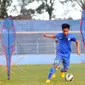 Pelatih Arema akan mainkan pemain U-21 untuk gantikan satu pilar di lini tengah yang dibelit cedera.