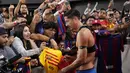 Pemain Barcelona, Robert Lewandowski, memberikan tanda tangan kepada fans setelah laga melawan AC Milan pada laga pramusim di Allegiant Stadium, Las Vegas, Rabu (2/8/2023). Barcelona menang dengan skor tipis 1-0. (AP Photo/John Locher)