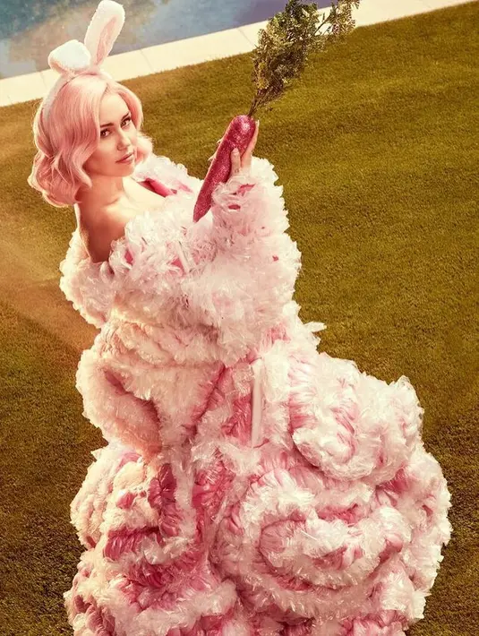 Miley Cyrus pun terlihat tengah memegang  wortel saat memakai bando kelinci. (instagram/mileycyrus)