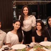 Maia Estianty liburan bersama dua calon menantunya, Alyssa Daguise dan Marsha Aruan (Instagram/@maiaestiantyreal)