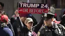 <p>Merespons kedatangan Trump, polisi di Kota New York bersiaga tinggi. (AP Photo/Bryan Woolston)</p>