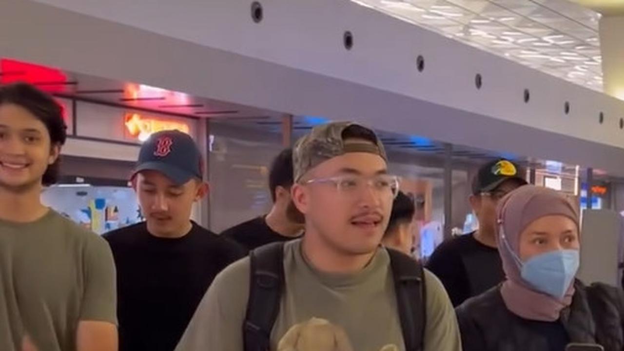 Di bandara, Abe dikelilingi oleh keluarga dan sahabat yang setia dalam momen perpisahan ini.