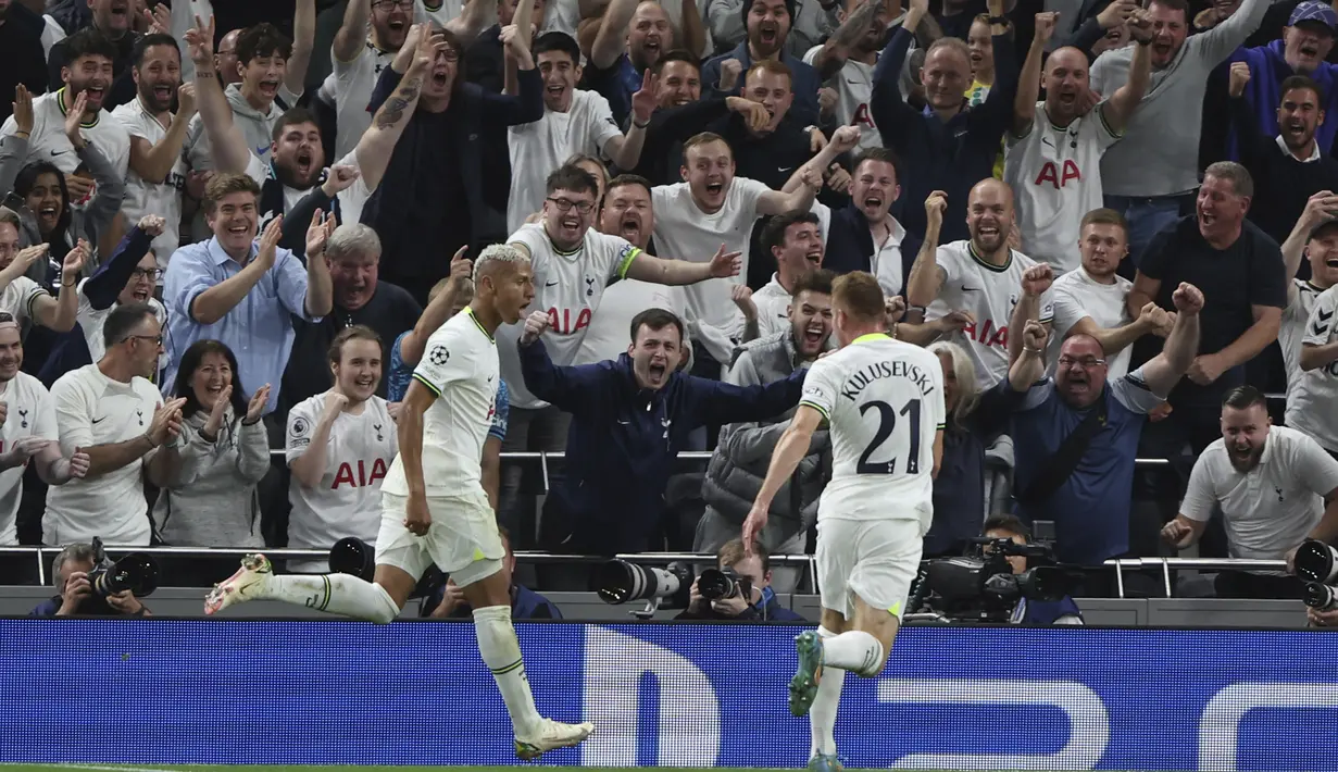 Penyerang Tottenham, Richarlison (kiri) berselebrasi usai mencetak gol ke gawang Marseille pada pertandingan Grup D Liga Champions di stadion Tottenham Hotspur, di London, Inggris, Kamis (8/9/2022). Richarlison mencetak dua gol dan mengantar Tottenham menang atas Marseille 2-0. (AP Photo/Ian Walton)